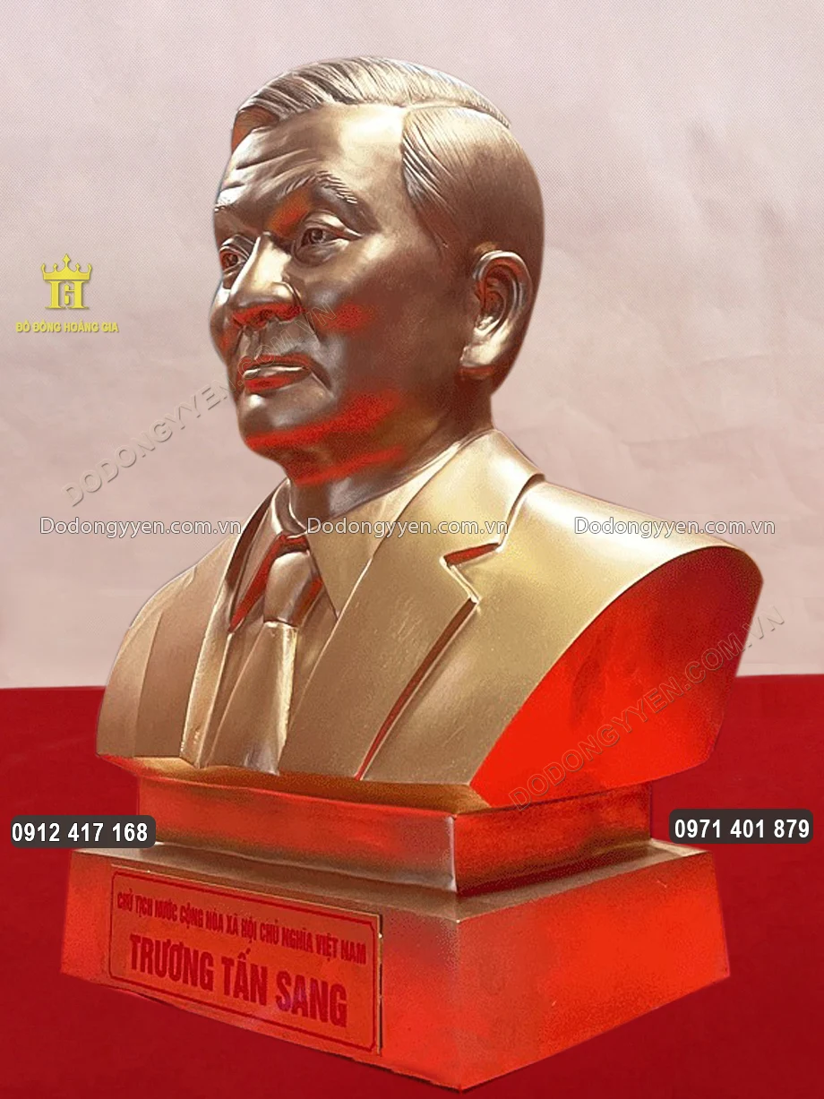 Bề mặt tượng được l&agrave;m m&agrave;u uy nghi&ecirc;m, cổ k&iacute;nh